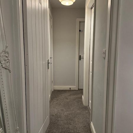 Appartement The Airport Flat - Newly Renovated & Free Parking à Leeds  Extérieur photo