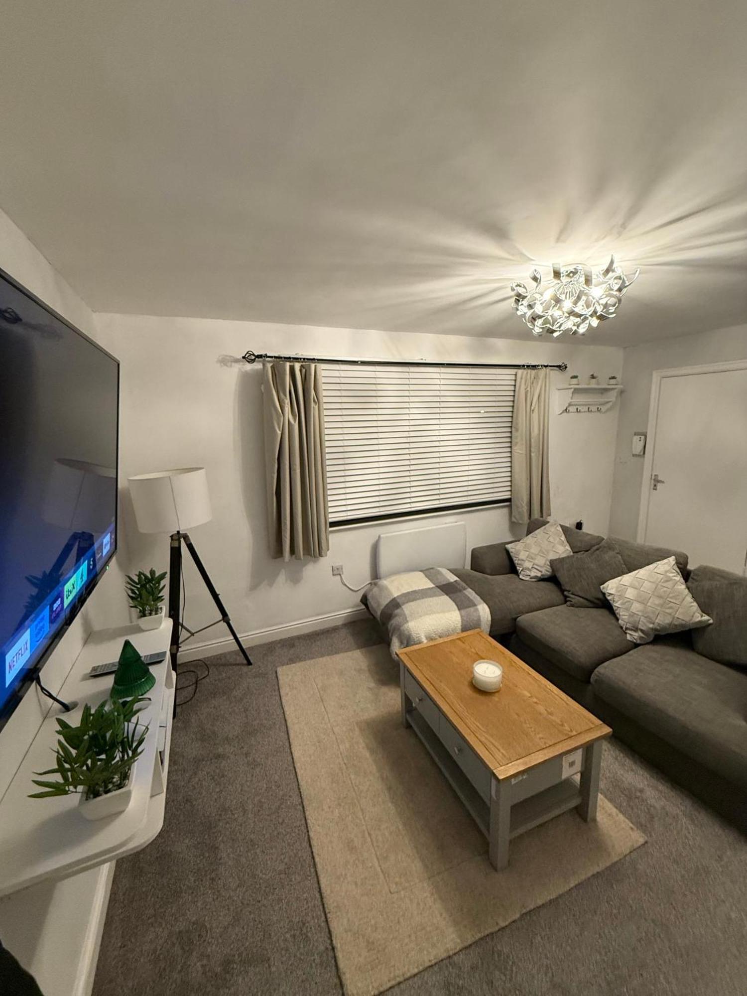 Appartement The Airport Flat - Newly Renovated & Free Parking à Leeds  Extérieur photo