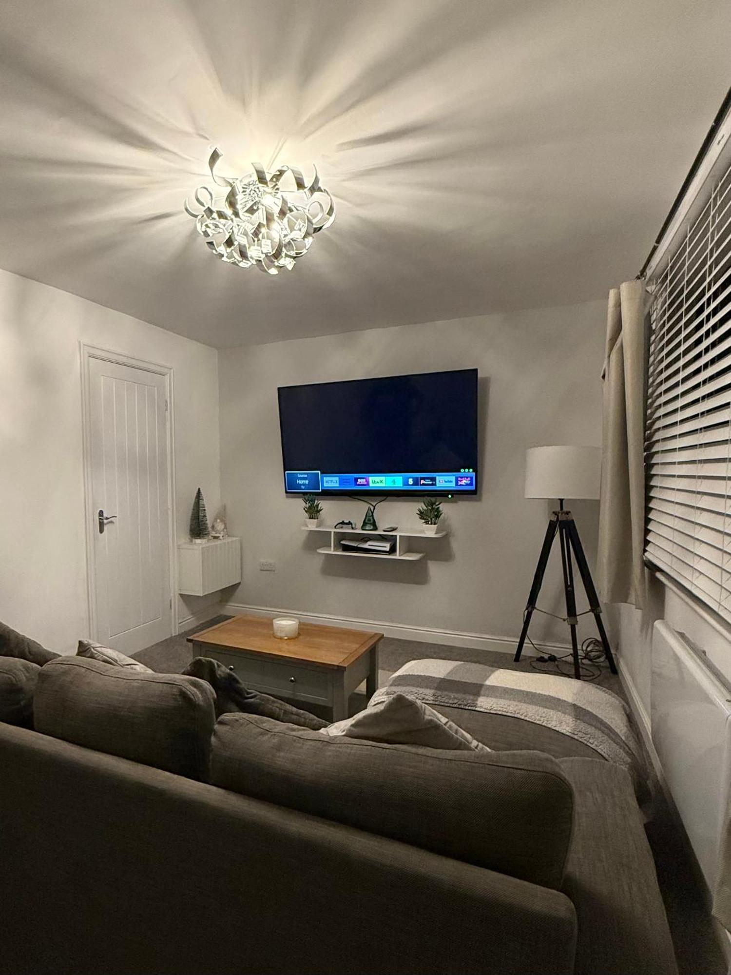 Appartement The Airport Flat - Newly Renovated & Free Parking à Leeds  Extérieur photo