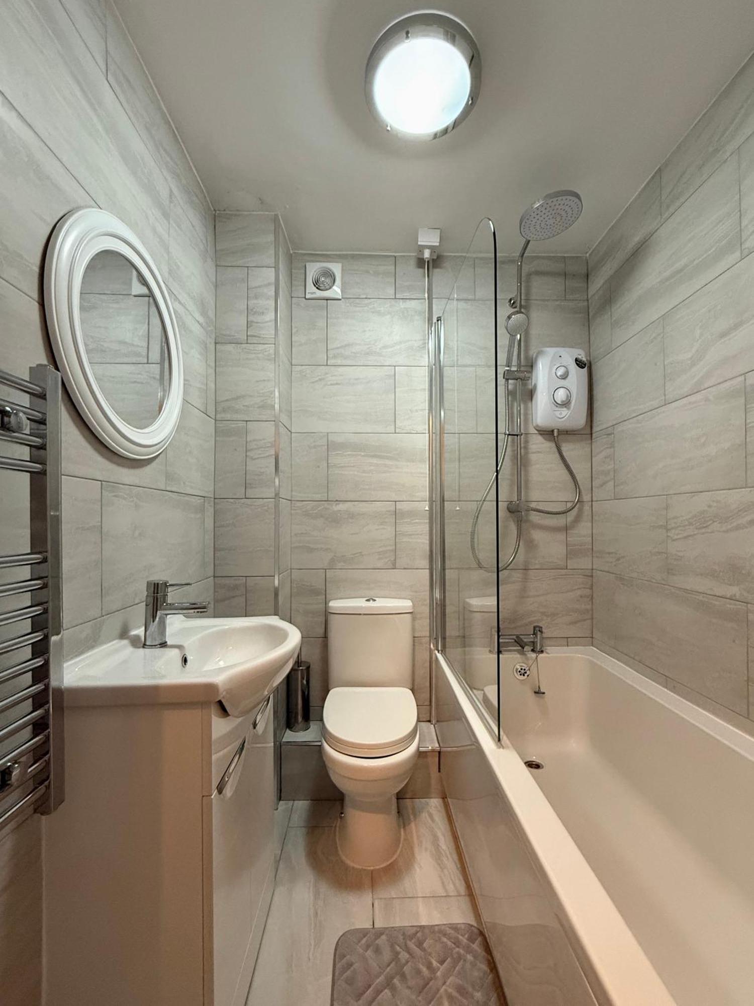 Appartement The Airport Flat - Newly Renovated & Free Parking à Leeds  Extérieur photo