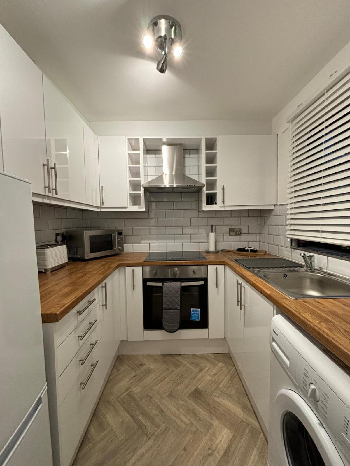 Appartement The Airport Flat - Newly Renovated & Free Parking à Leeds  Extérieur photo