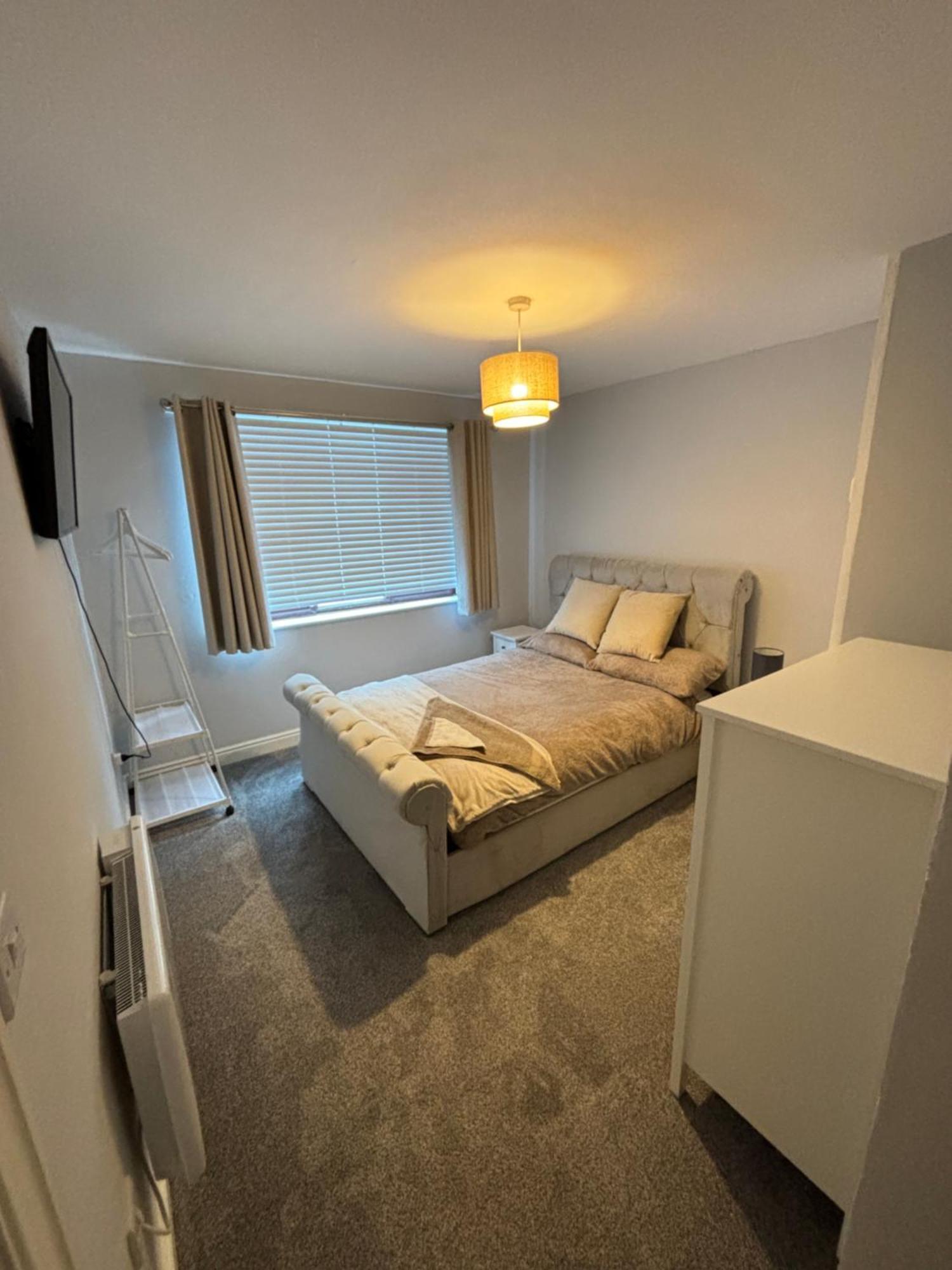 Appartement The Airport Flat - Newly Renovated & Free Parking à Leeds  Extérieur photo
